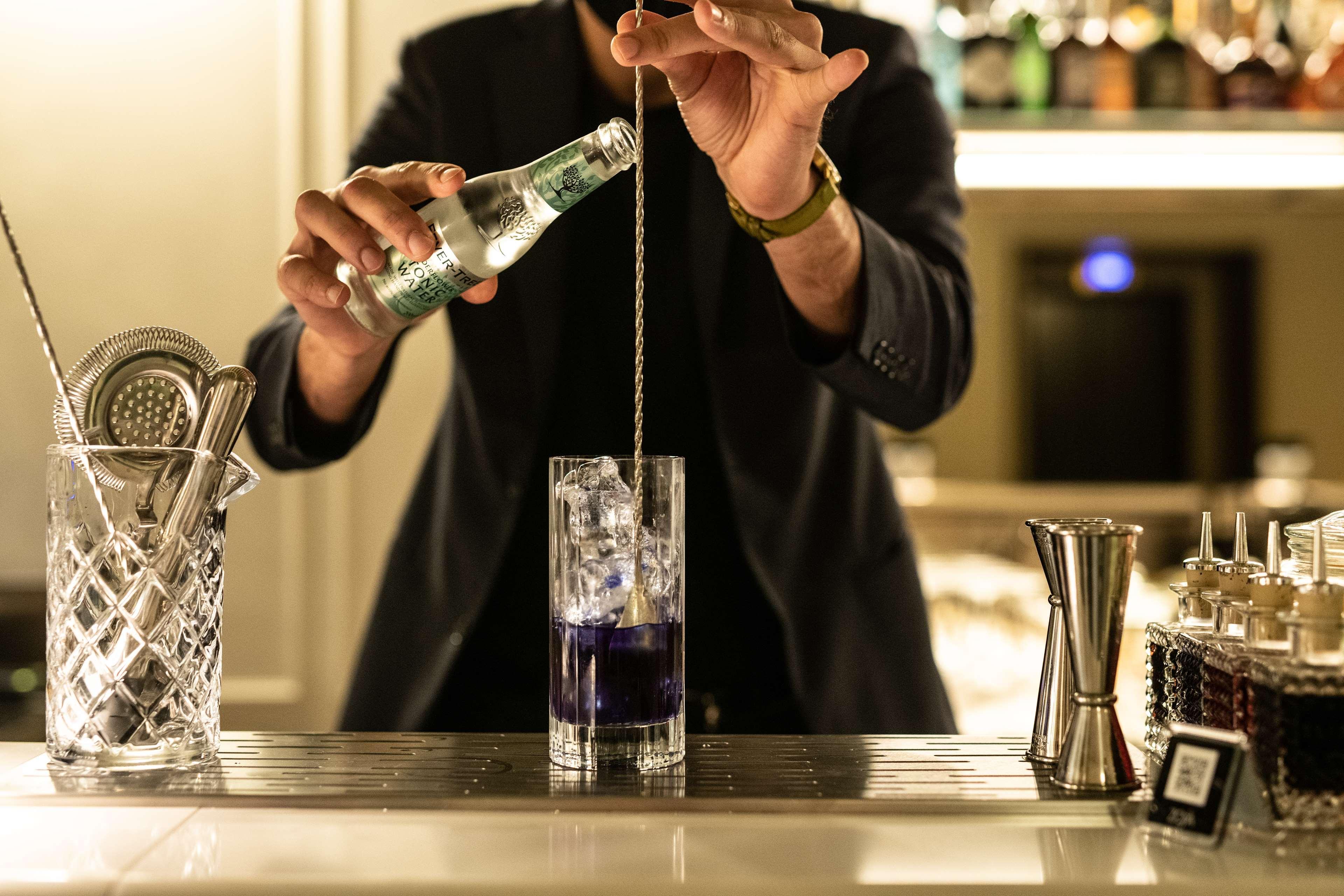 Radisson Collection Hotel, Palazzo Nani Venice Exterior photo A bartender topping a cocktail with tonic water