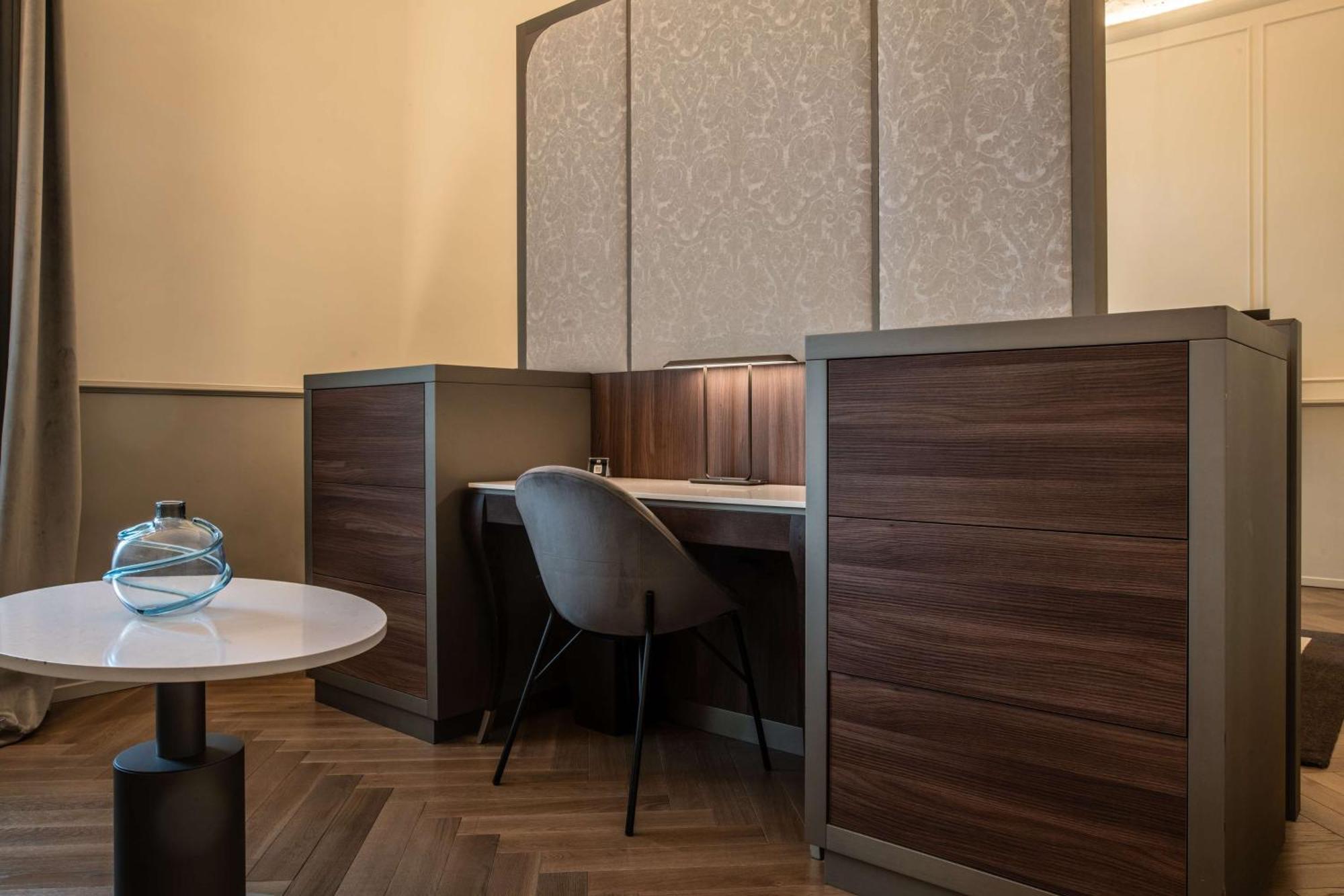 Radisson Collection Hotel, Palazzo Nani Venice Exterior photo A work space at the library