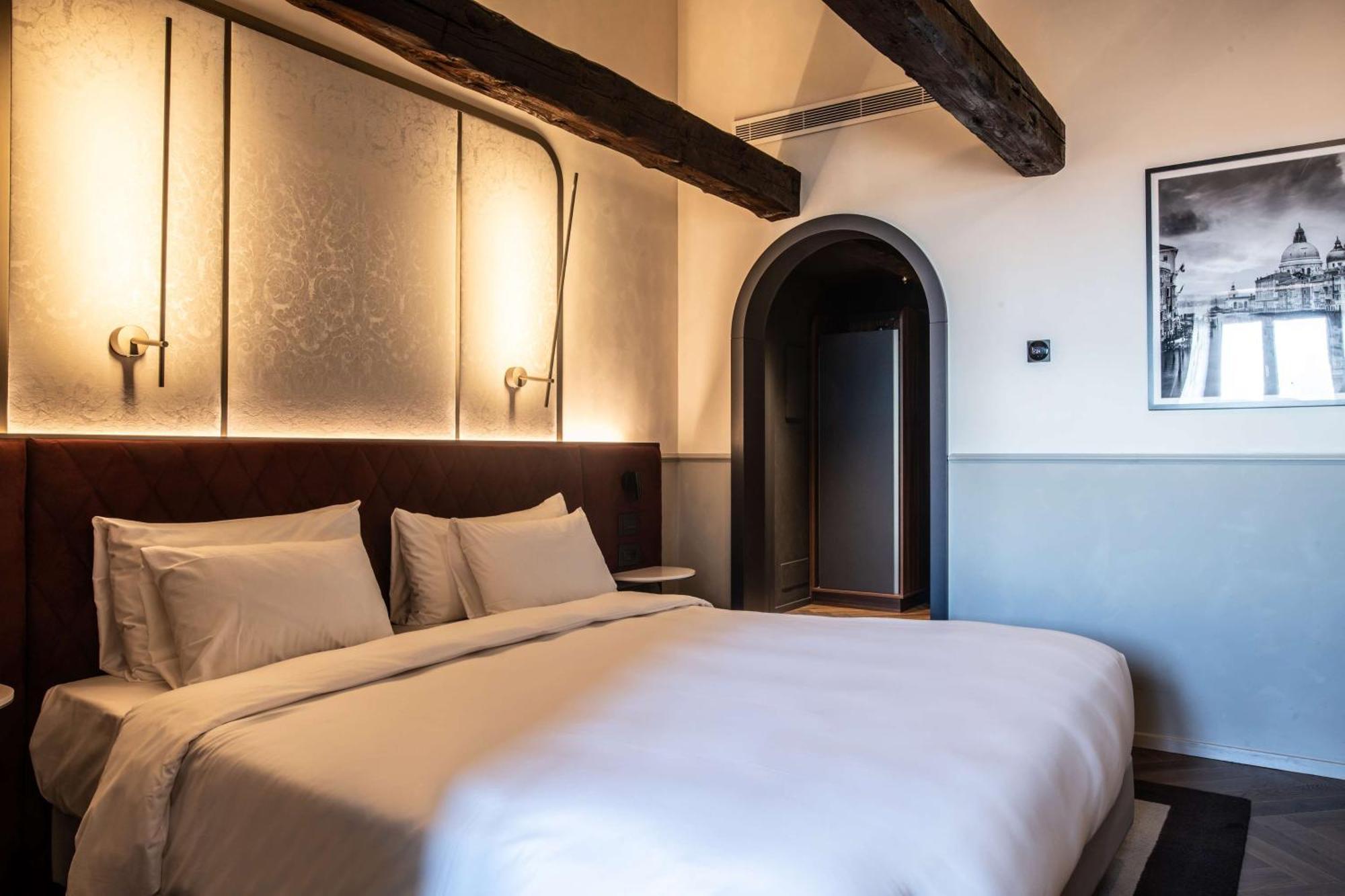 Radisson Collection Hotel, Palazzo Nani Venice Exterior photo A room at the hotel