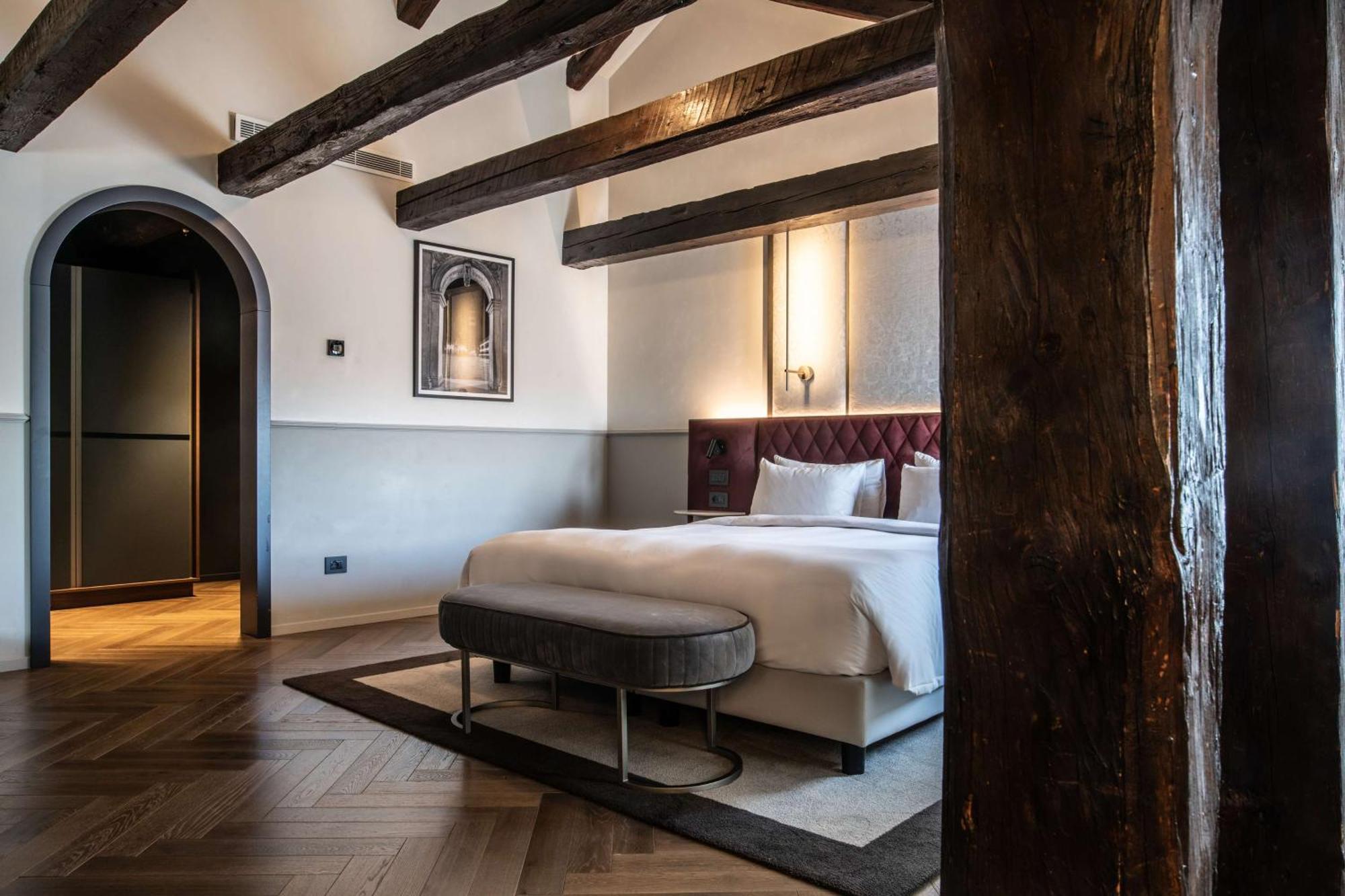 Radisson Collection Hotel, Palazzo Nani Venice Exterior photo A bedroom at the hotel