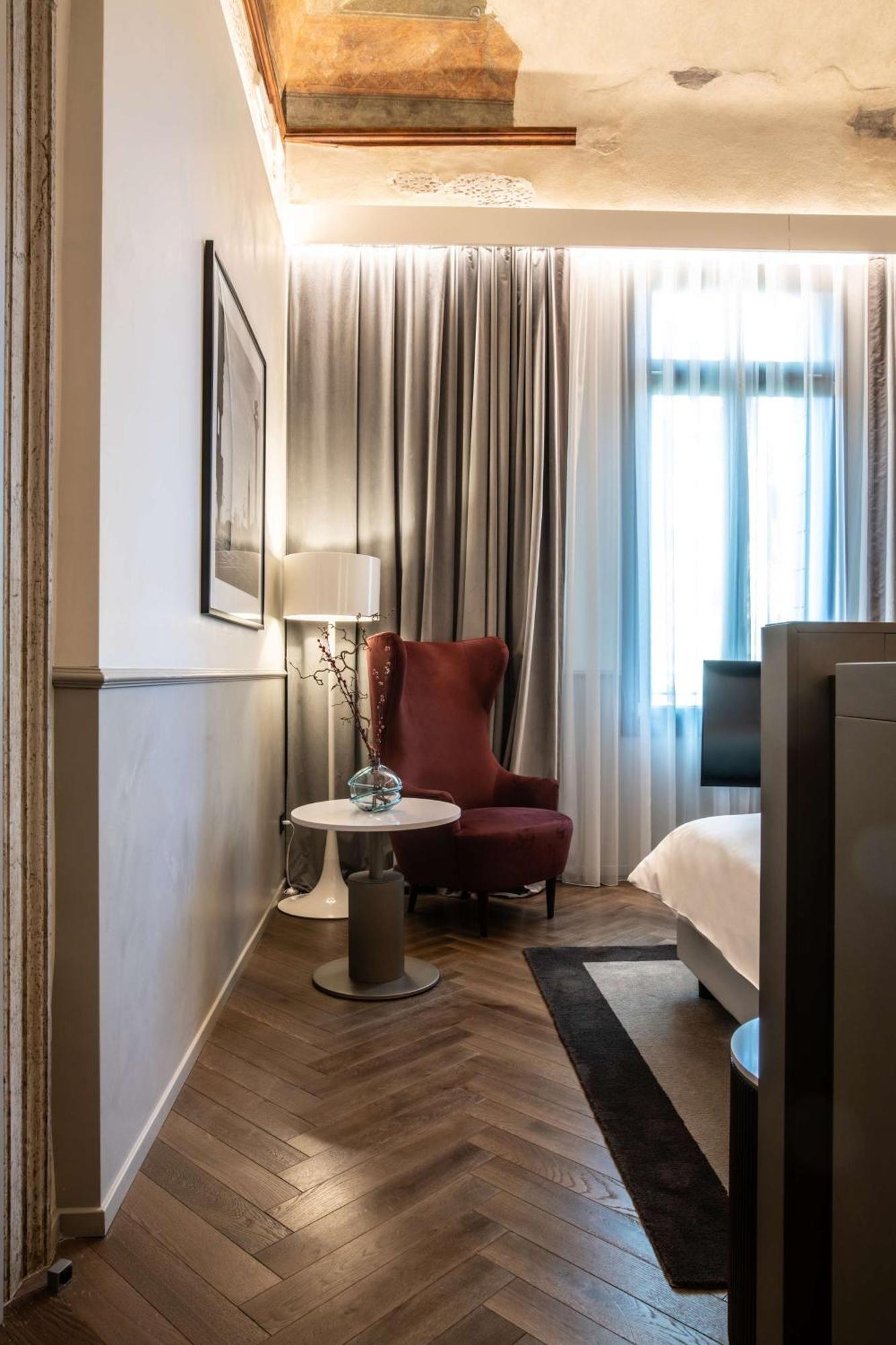 Radisson Collection Hotel, Palazzo Nani Venice Exterior photo A room at the hotel