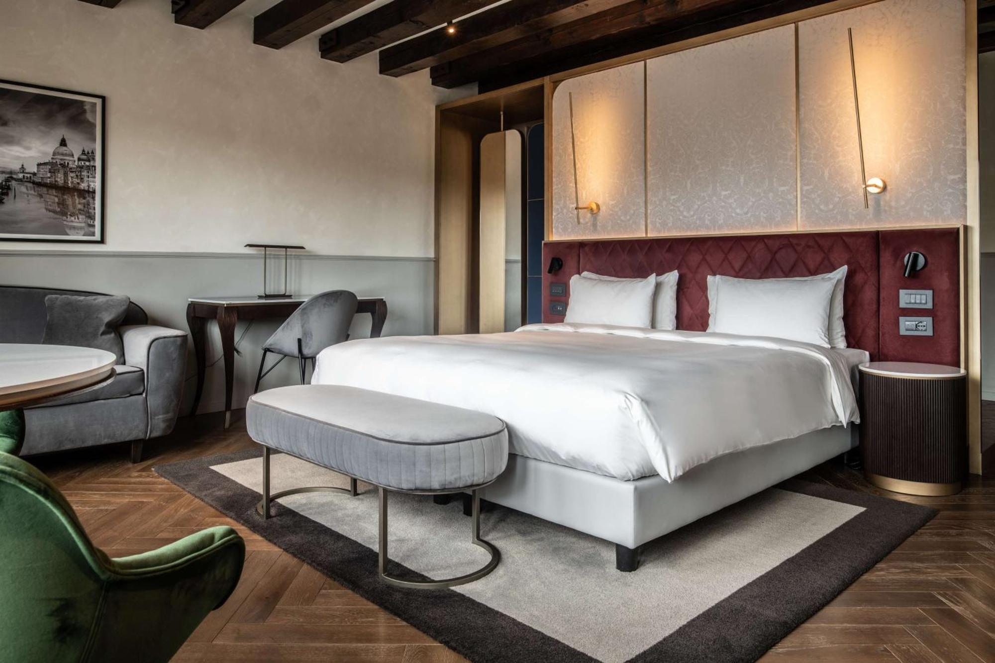 Radisson Collection Hotel, Palazzo Nani Venice Exterior photo A bedroom at the hotel