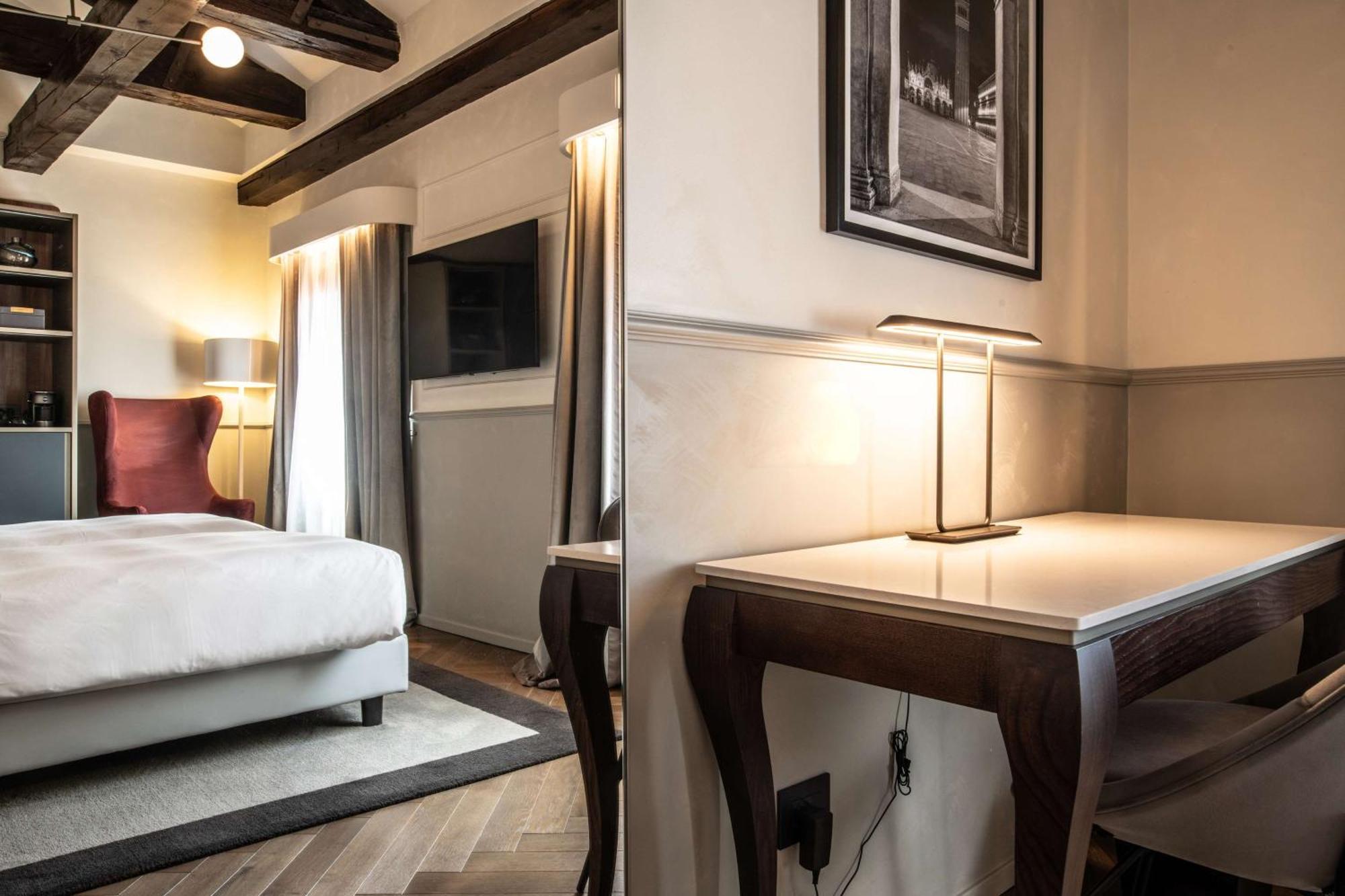 Radisson Collection Hotel, Palazzo Nani Venice Exterior photo A room at the hotel